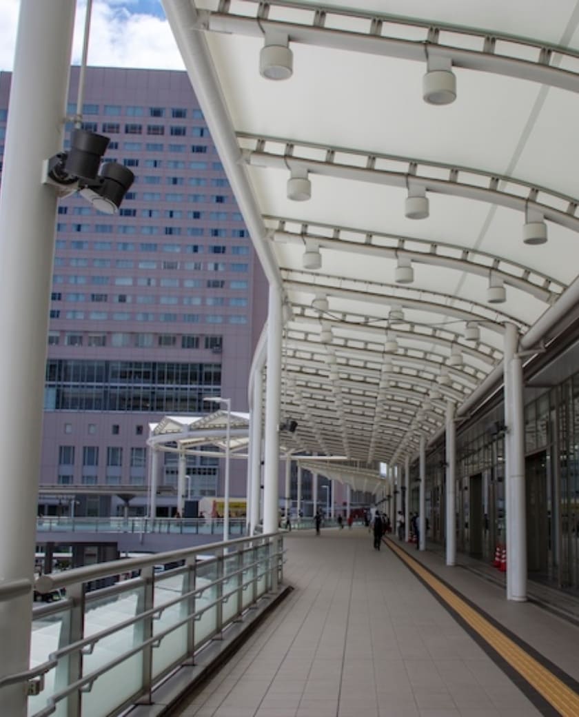 駅のホームと通路の様子