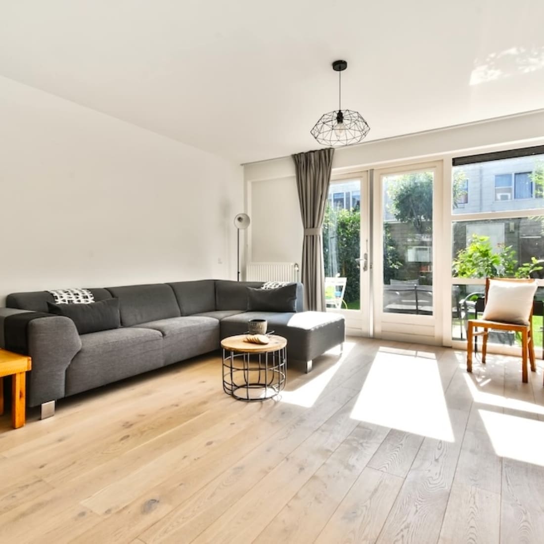 モダンなリビングルームのインテリア