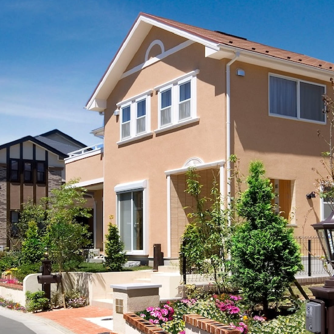 明るいベージュ色の一戸建て住宅